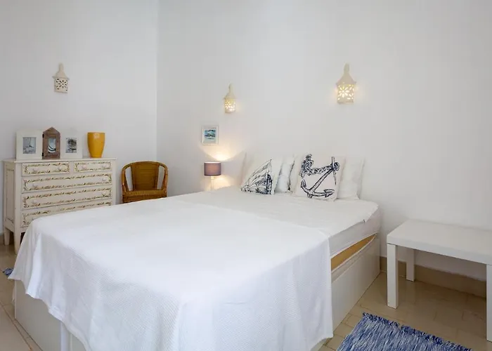 Sea 3bdr House W/ Patio By Lovelystay